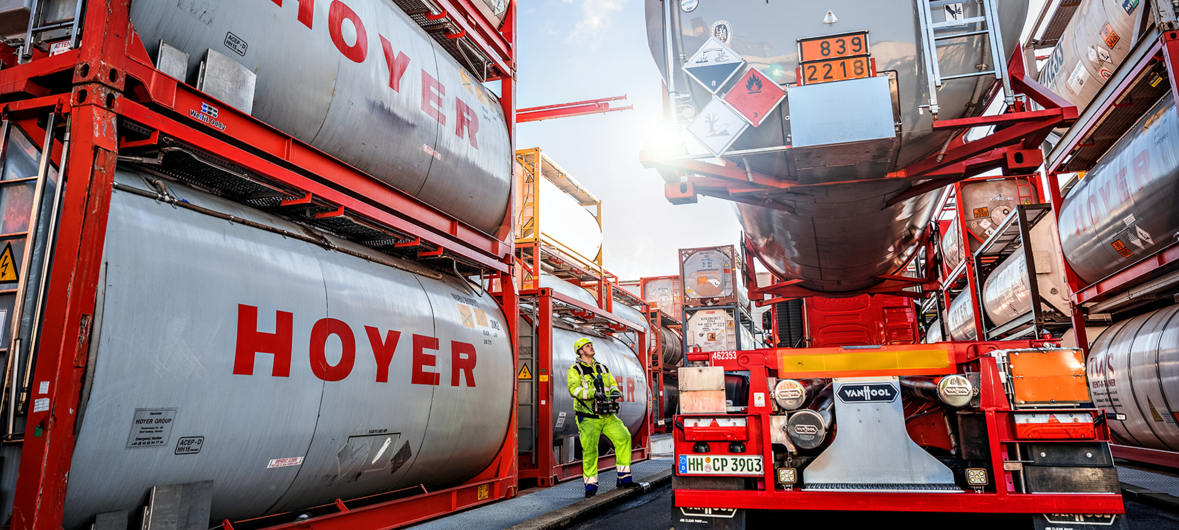 HOYER Gefahrgutterminal Mitarbeiter krant Tankcontainer