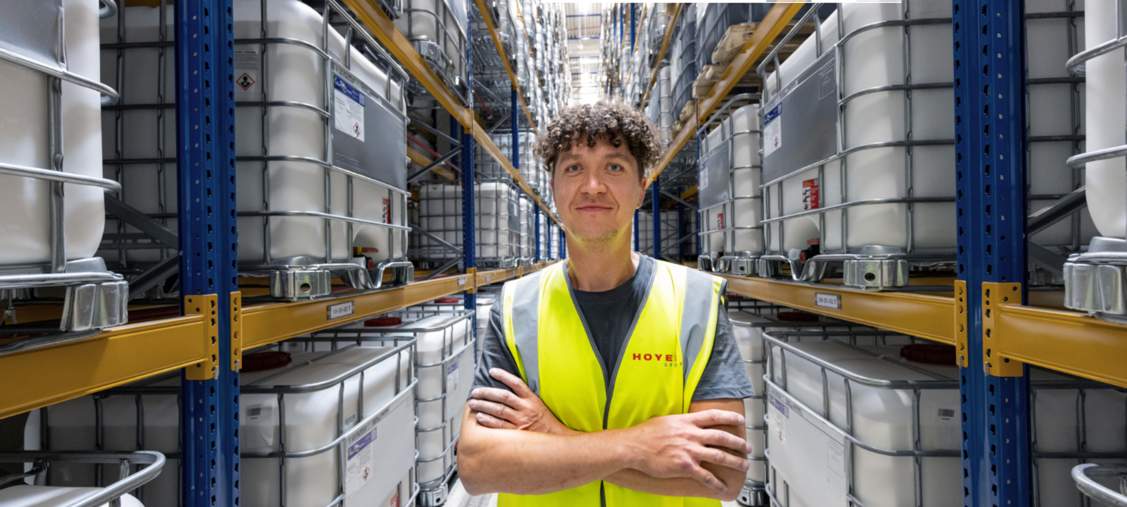 Mitarbeiter steht im Depot